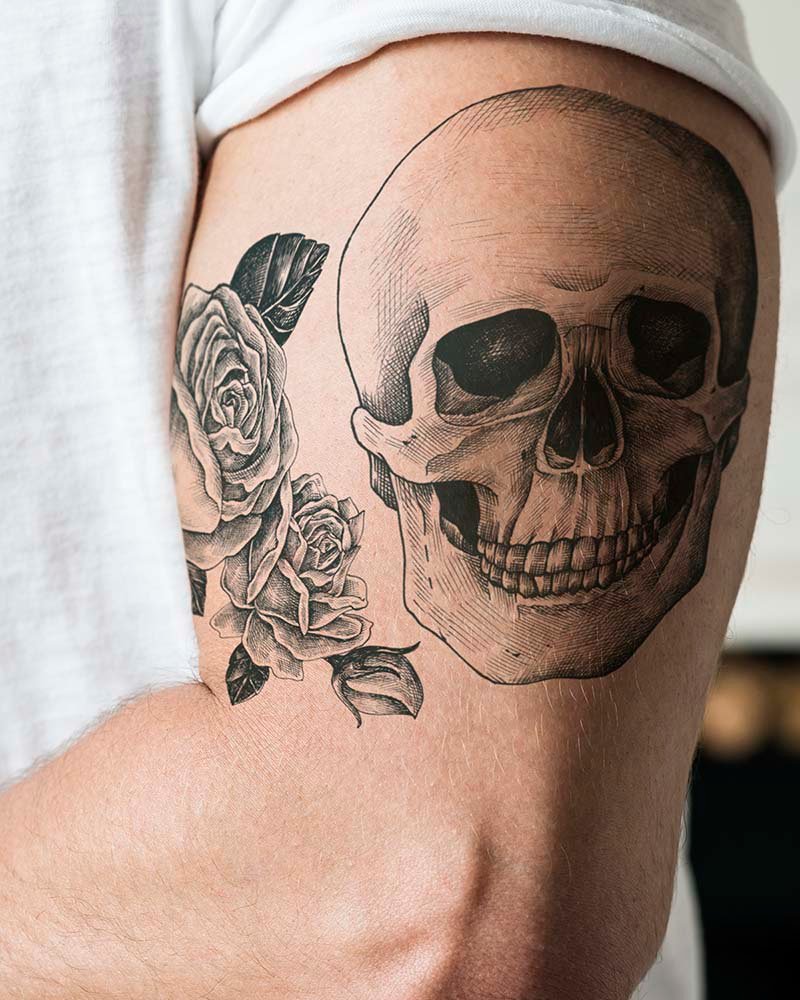 Primer plano de un tatuaje en el brazo de un hombre, mostrando detalles intrincados y el arte corporal en su máxima expresión.