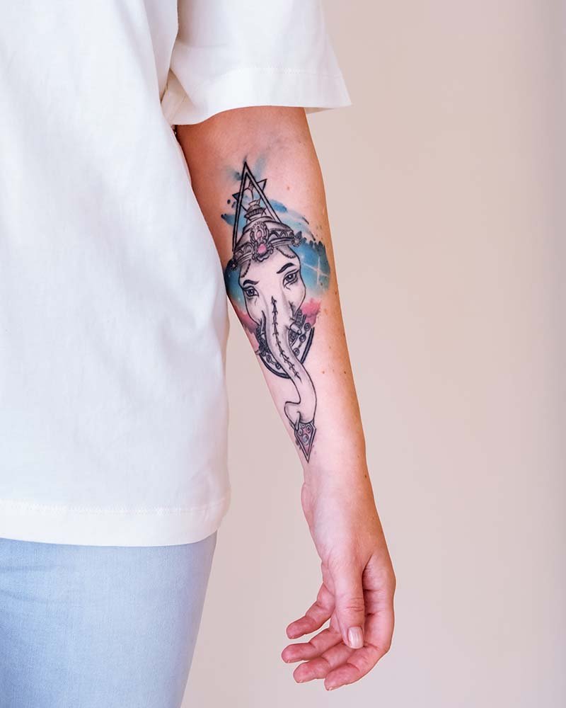 Primer plano de un diseño de tatuaje artístico, mostrando detalles intrincados y creatividad en el arte corporal.